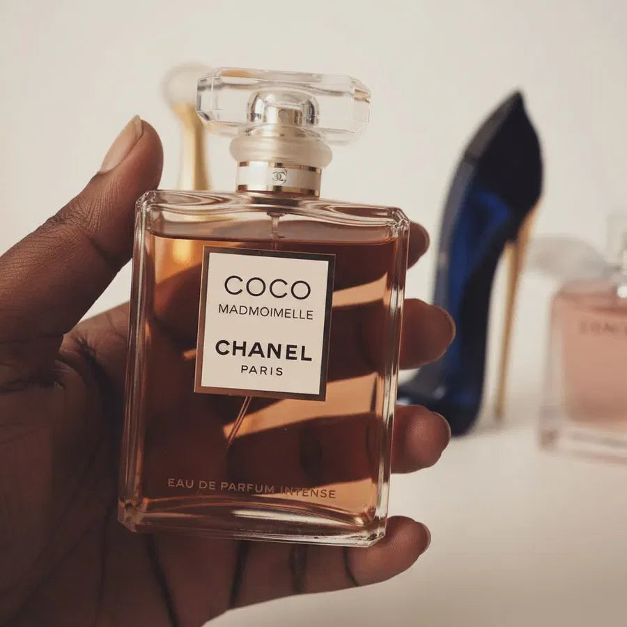 Recenze klienta — parfém v ruce